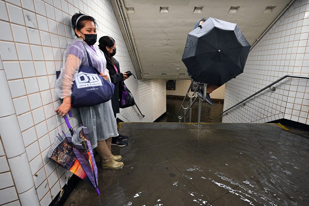 Een metrostation in New York komt onder water te staan als gevolg van de storm Ida, foto: ANP