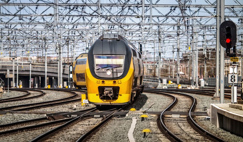 Een NS-trein rijdt onder de bovenleiding door