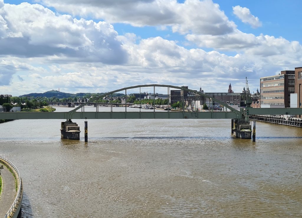 2021_Maastricht,_gezicht_vanaf_Noorderbrug_op_Spoorbrug