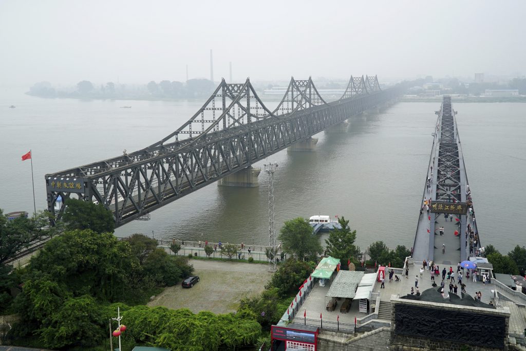 De Broken Bridge naast de Friendship Bridge die China en Noord-Korea verbindt, foto: ANP