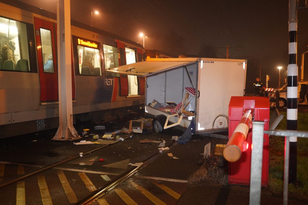 Aanrijding metro RET Rotterdam en aanhanger