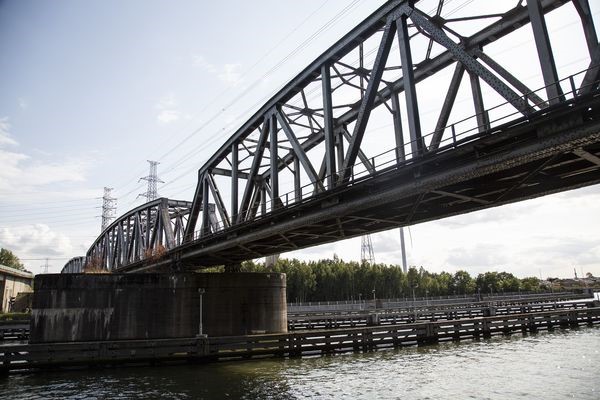 Spoorbrug over het Albertkanaal bij Genk