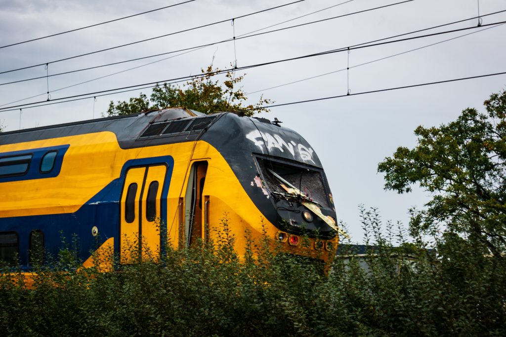 Trein botst op bus op spoorwegovergang in Bergen Op Zoom