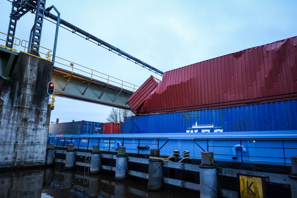 Schip vaart tegen spoorbrug Gouda