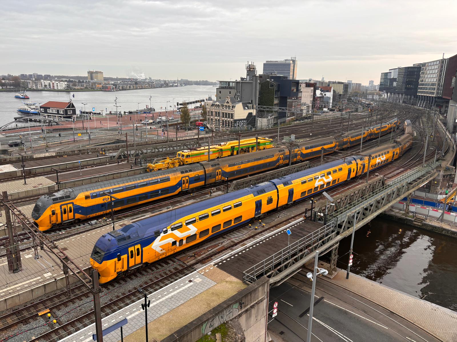 Ploffen en knabbelen aan Amsterdamse spoorbrug