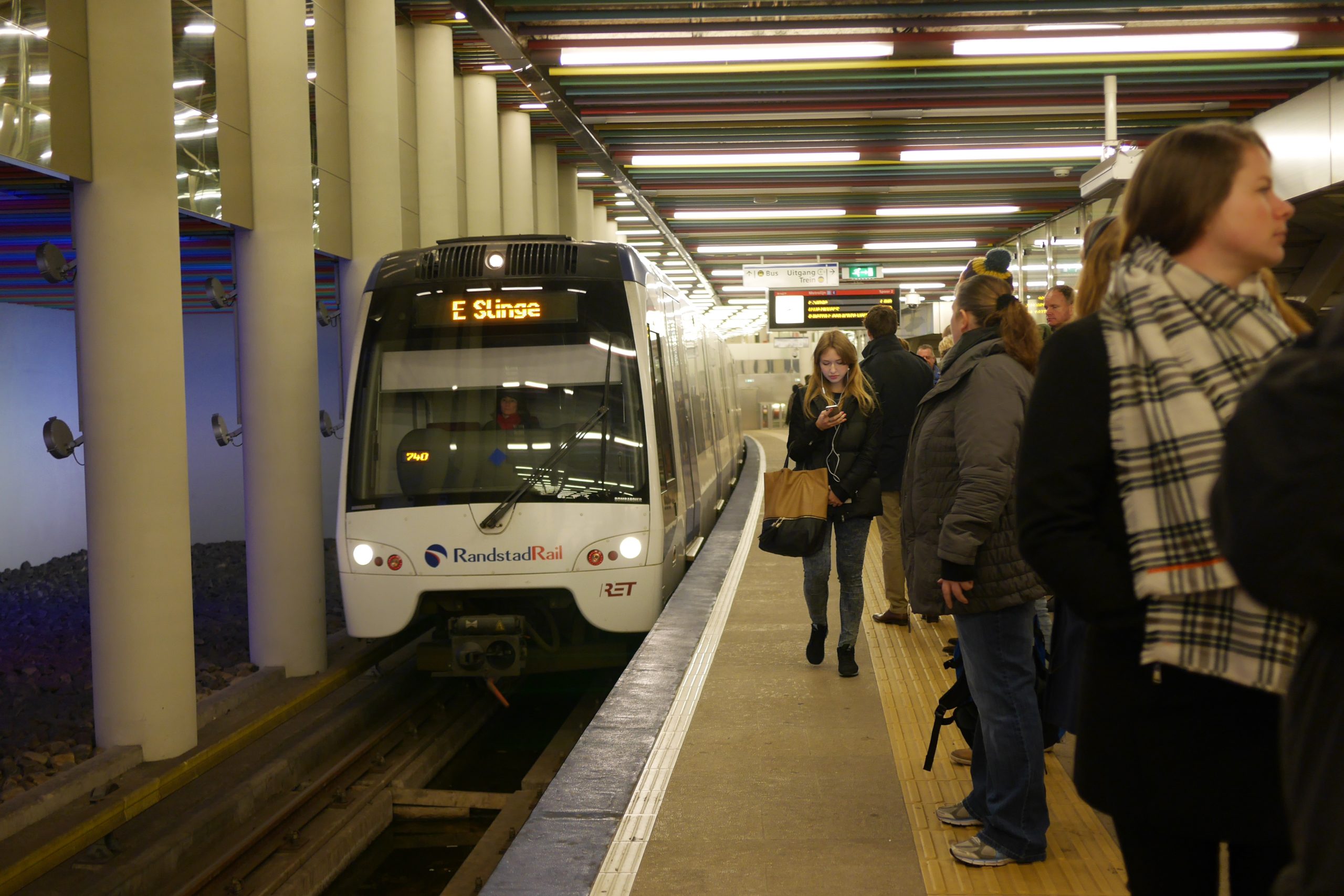 Waarom zet RET minder metro’s in terwijl de treinen niet rijden?