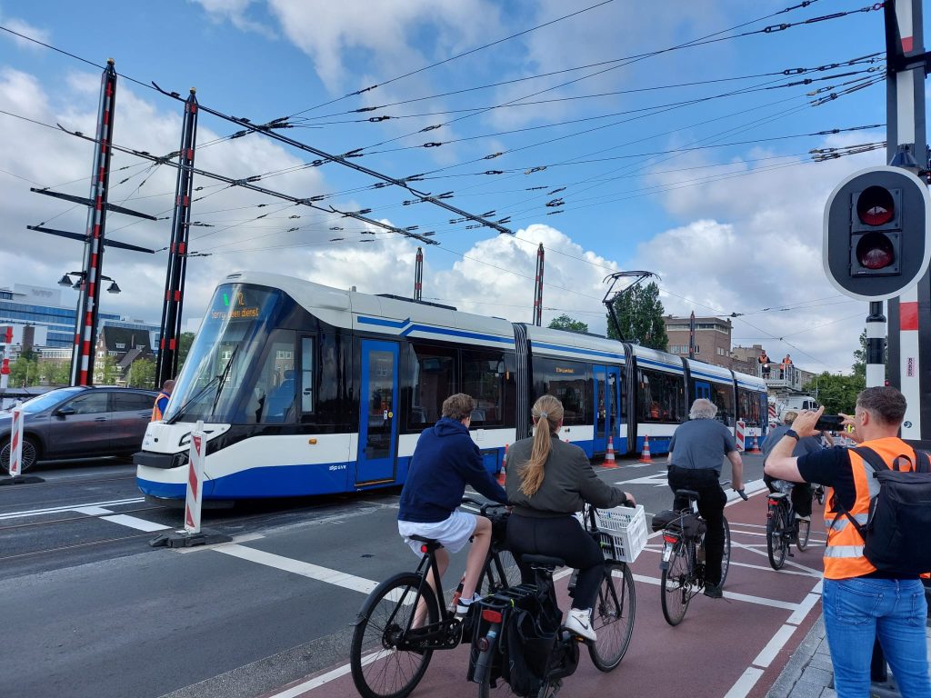 Tram 12 rijdt weer als vanouds over Berlagebrug