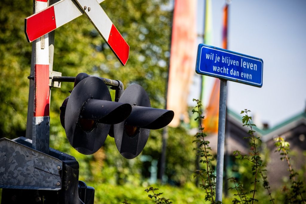 waarschuwingsbord bij beveiligde overweg