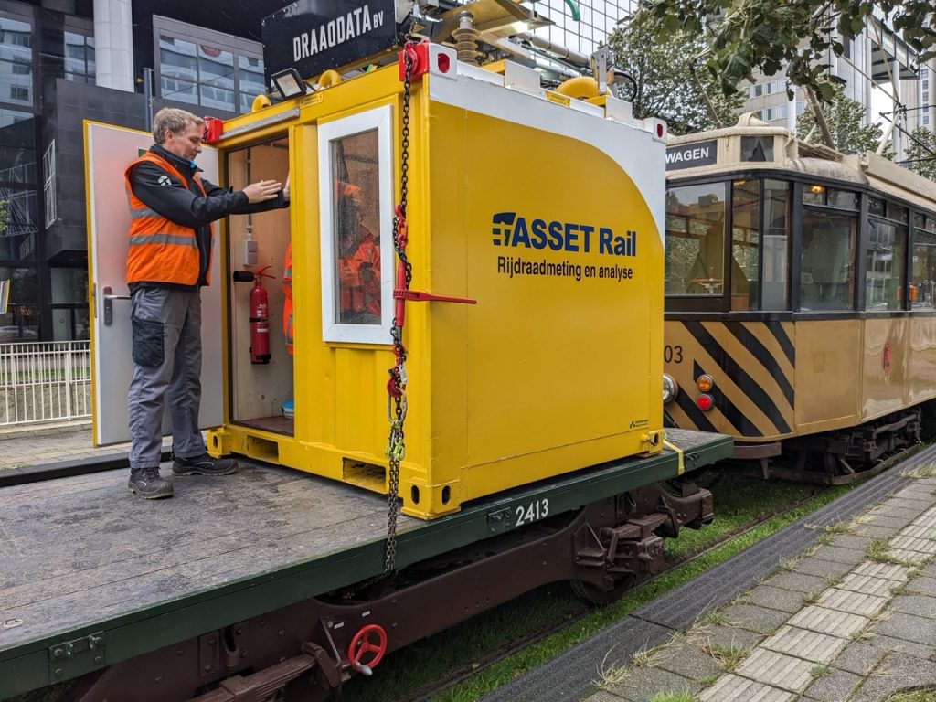 Historische tram trekt moderne meetapparatuur