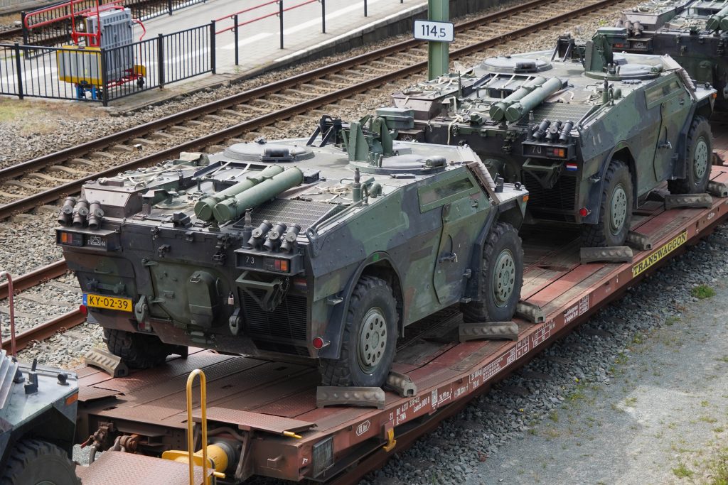 Tanks op diepladers op station Steenwijk