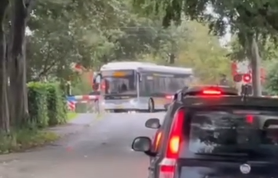 Qbuzz-chauffeur in genade aangenomen na slalommen door gesloten overweg