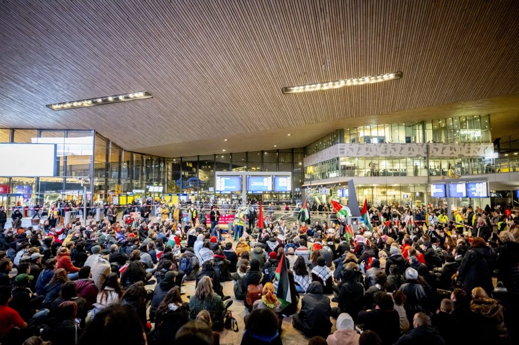 sit-in Rotterdam Centraal